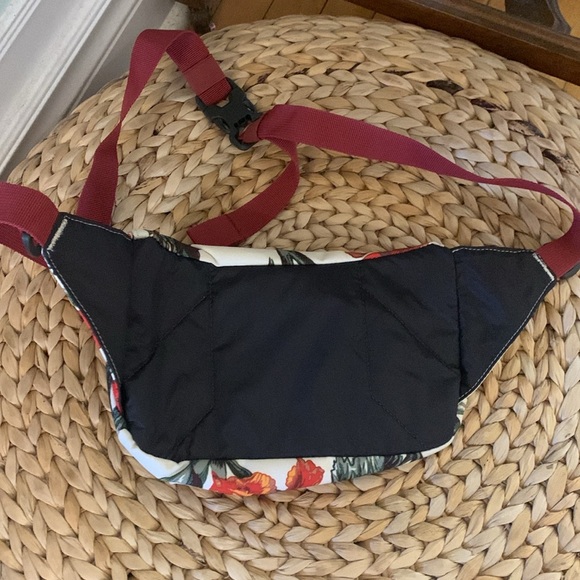 NWOT Columbia Flower Print Hip Pack - Picture 2 of 3